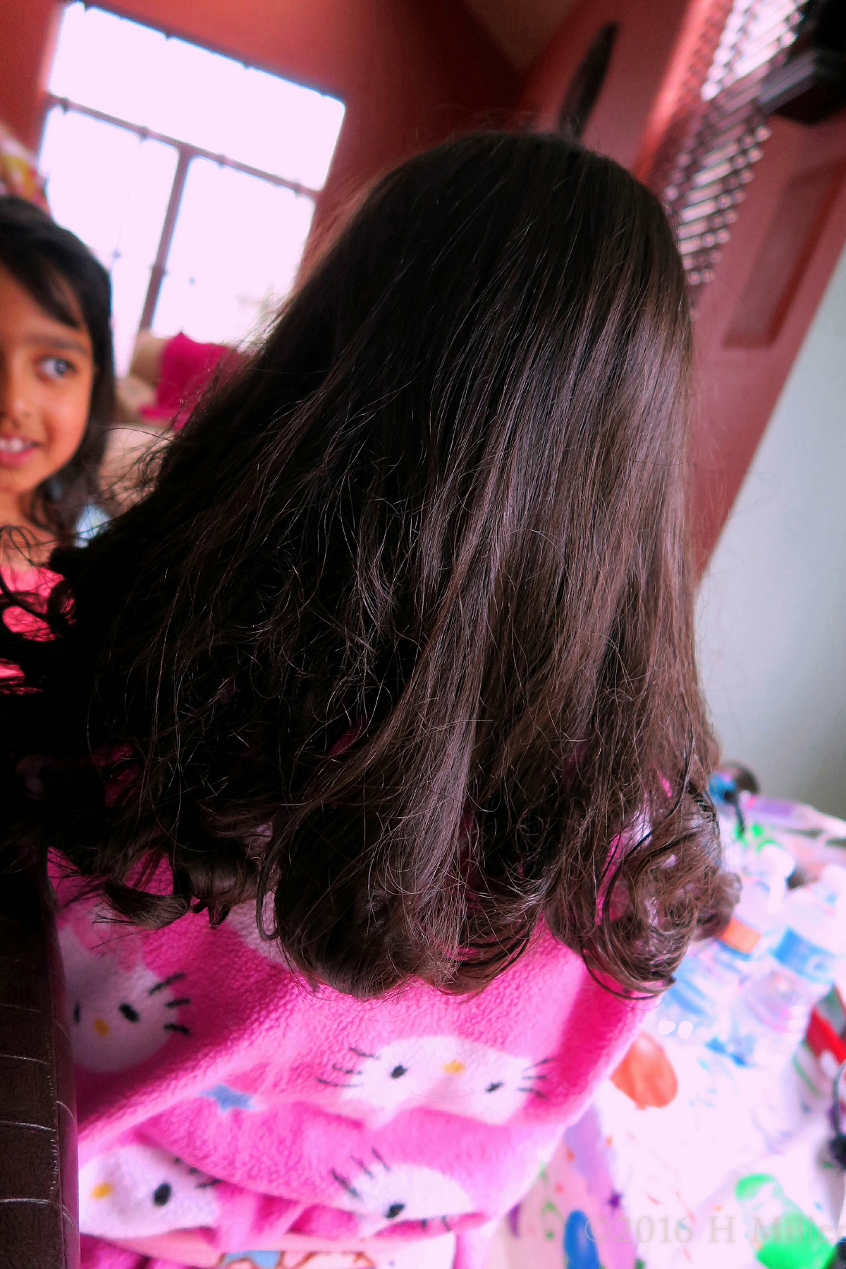 Aashi Chose To Have Her Hair Curled At Her Home Spa Party. 