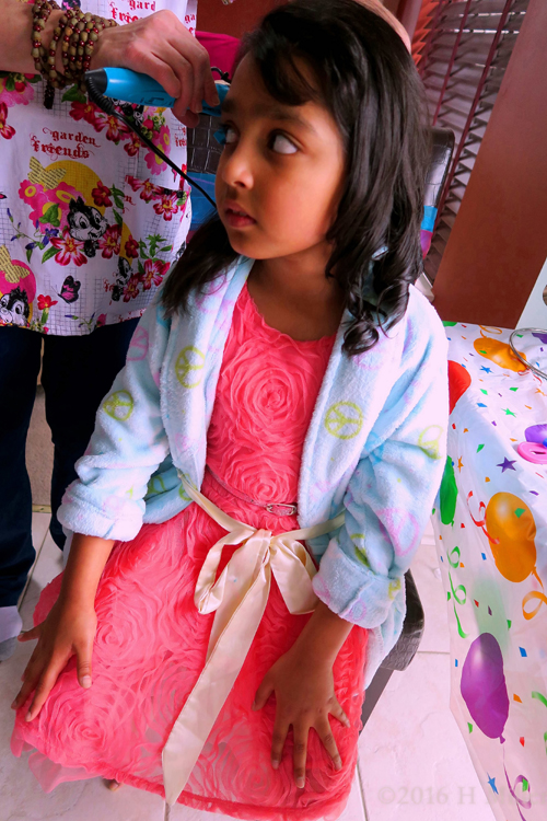 Watching Aashi At The Nail Art Station. Watching Aashi At The Nail Art Station.