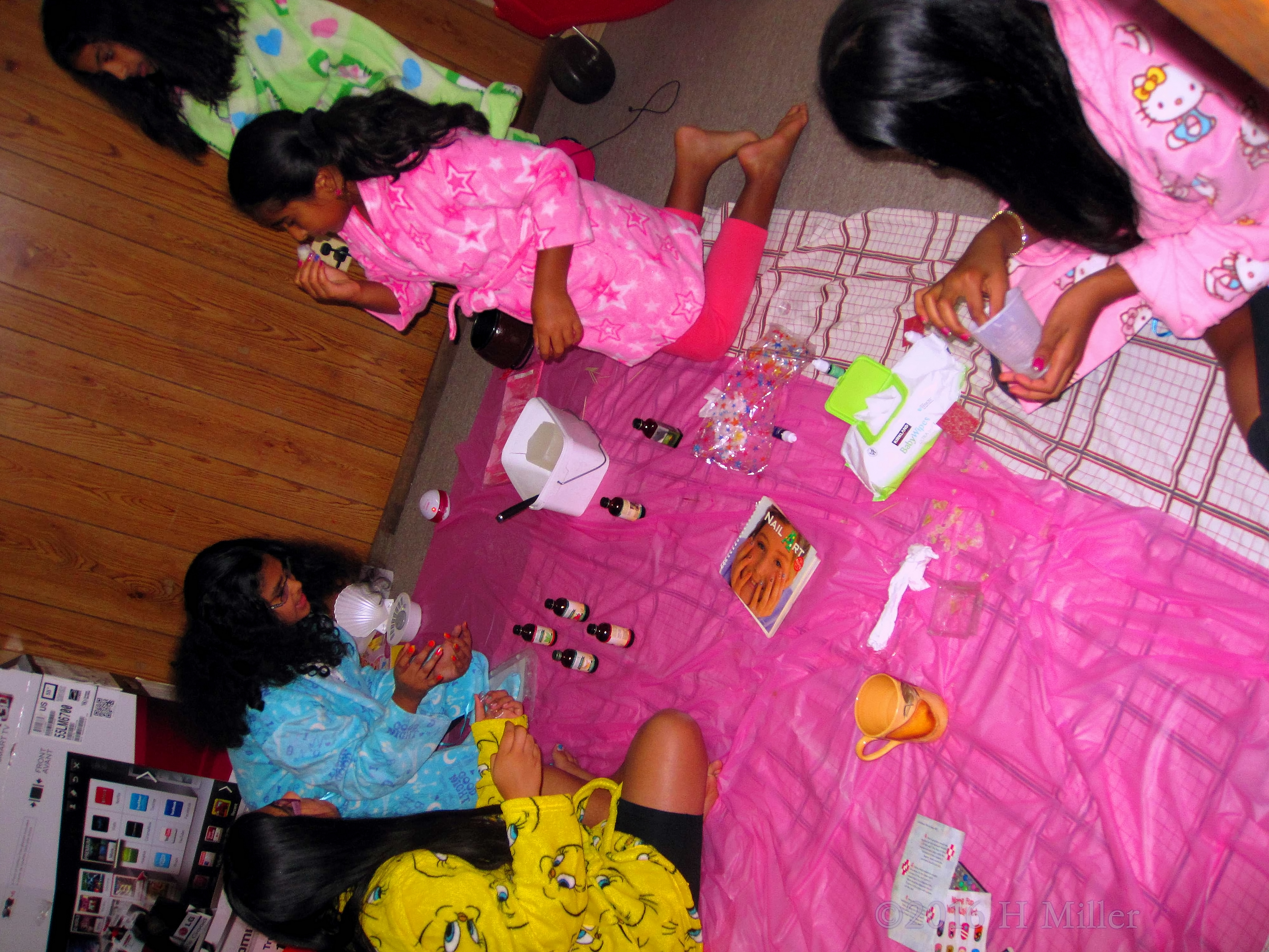 Making Kids Crafts At The Spa For Girls! 