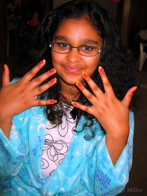Her New Mini Mani Looks A Lot Like Candy Corn! Her New Mini Mani Looks A Lot Like Candy Corn!