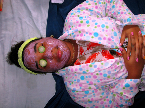 She Looks Relaxed In A Homemade Blueberry Face Mask She Looks Relaxed In A Homemade Blueberry Face Mask