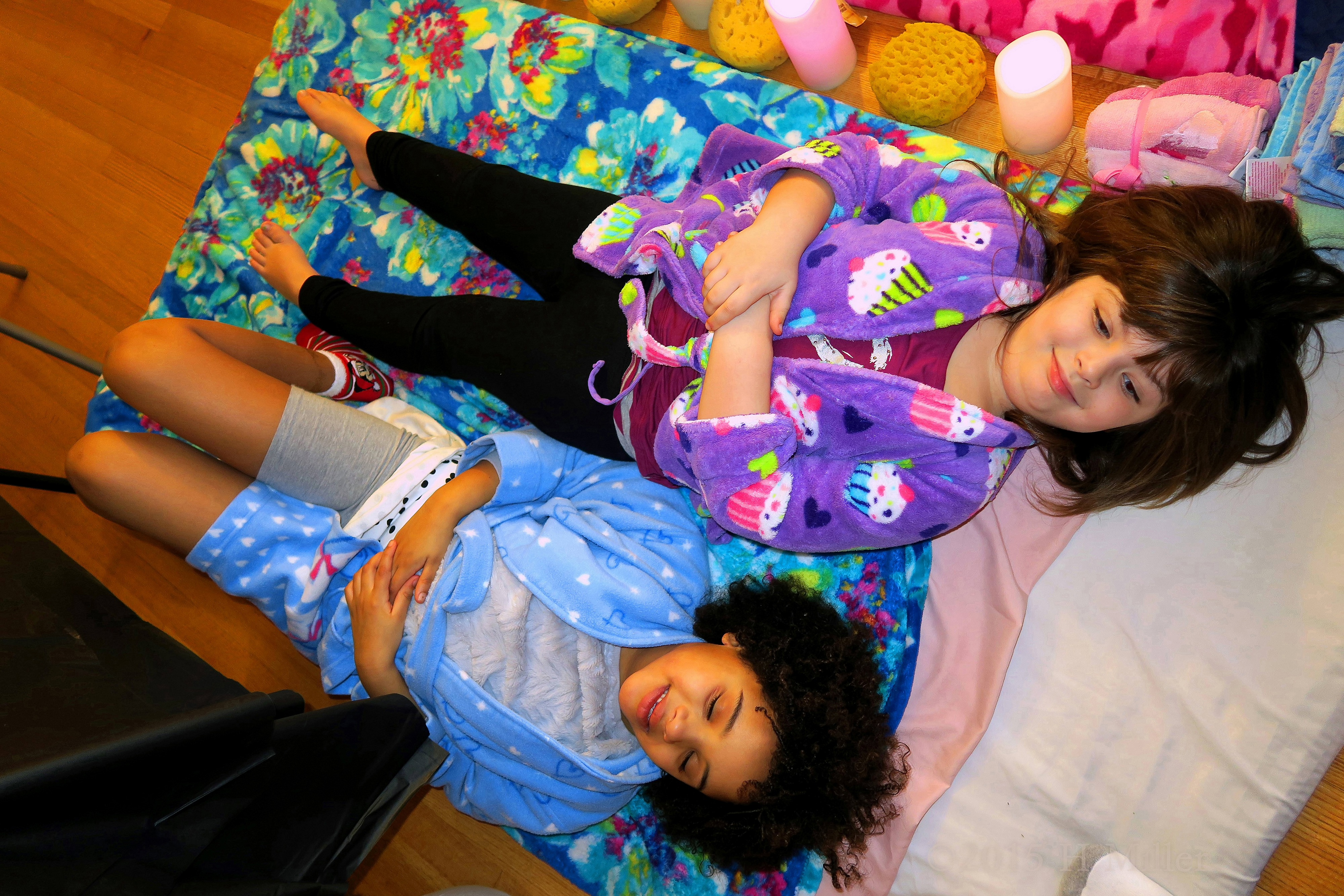 Look Over There! Having Fun Before The Facial Look Over There! Having Fun Before The Facial