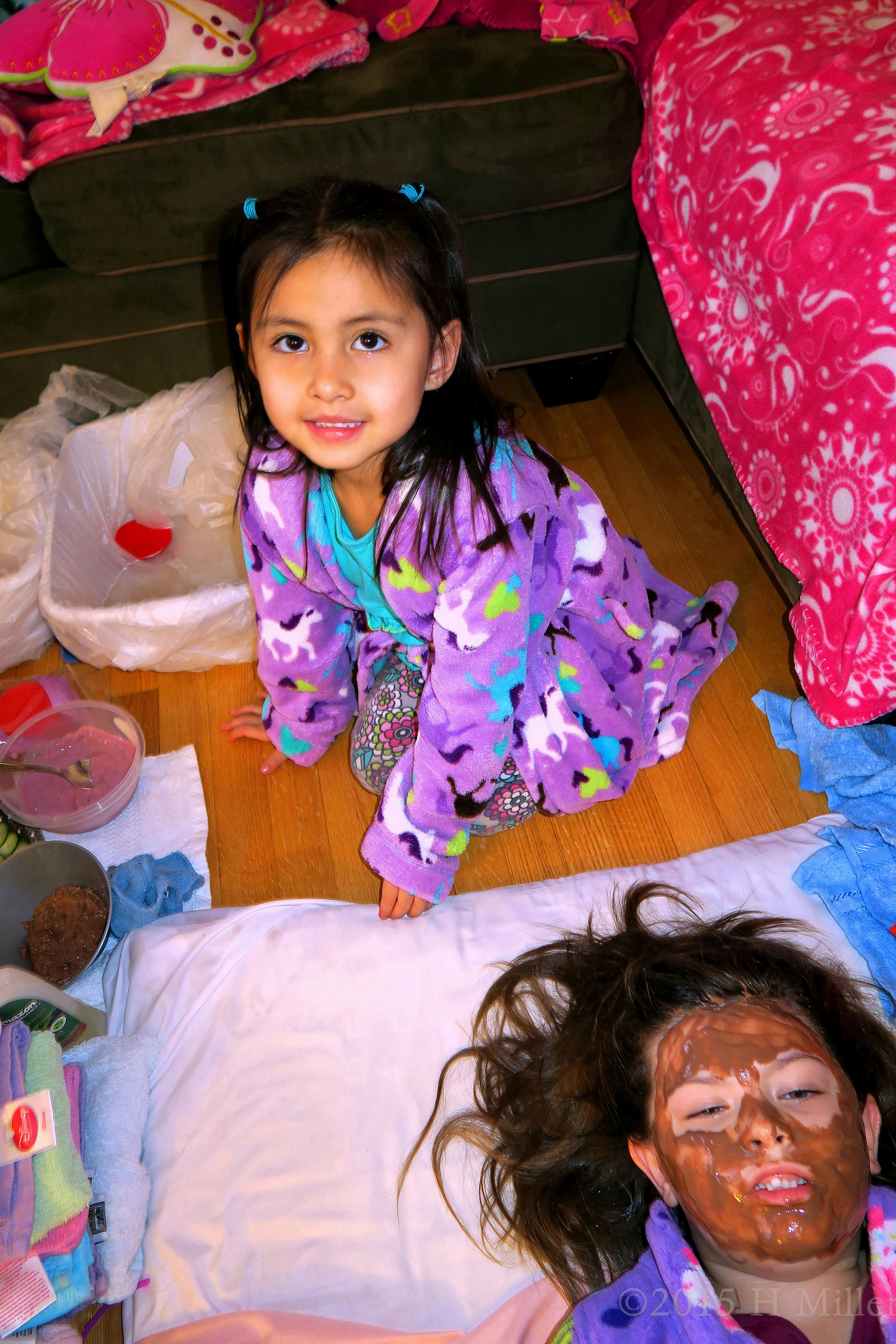 She Likes To Hang Out While Her Friend Is Getting A Facial She Likes To Hang Out While Her Friend Is Getting A Facial