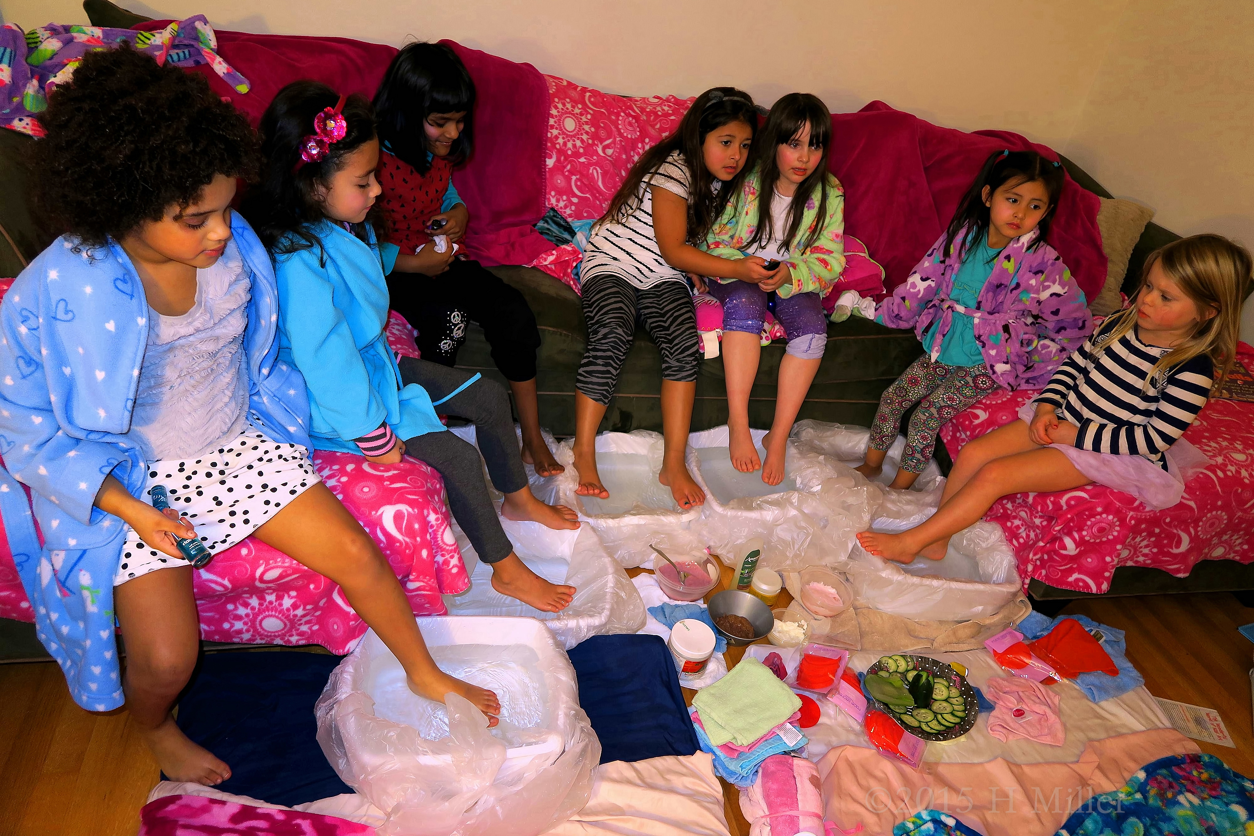 All The Girls Chilling With Their Mini Pedi Footbaths! All The Girls Chilling With Their Mini Pedi Footbaths!