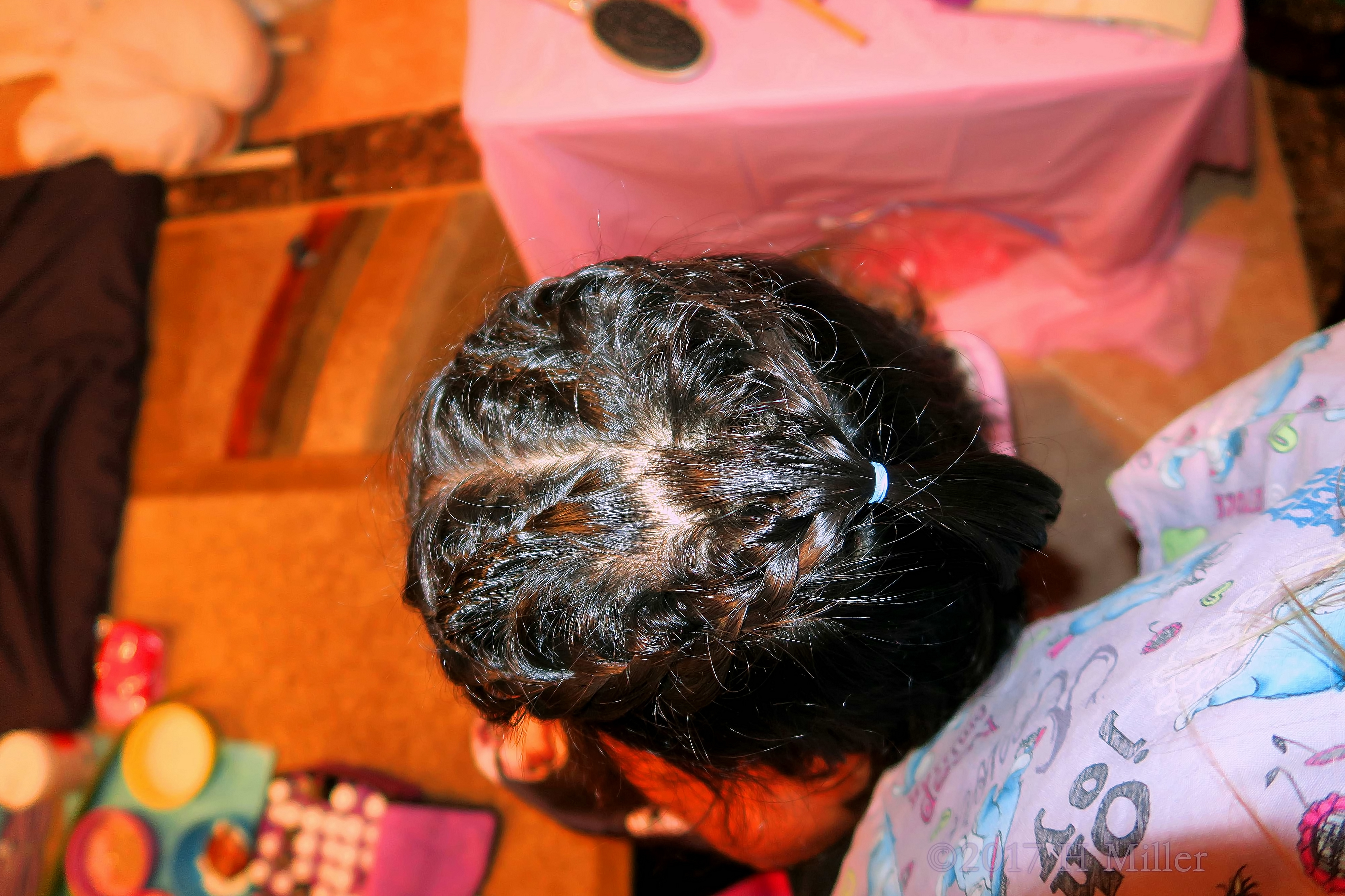 The Heart Shaped Braid Kids Hairstyle Looks So Cool From Above! The Heart Shaped Braid Kids Hairstyle Looks So Cool From Above!