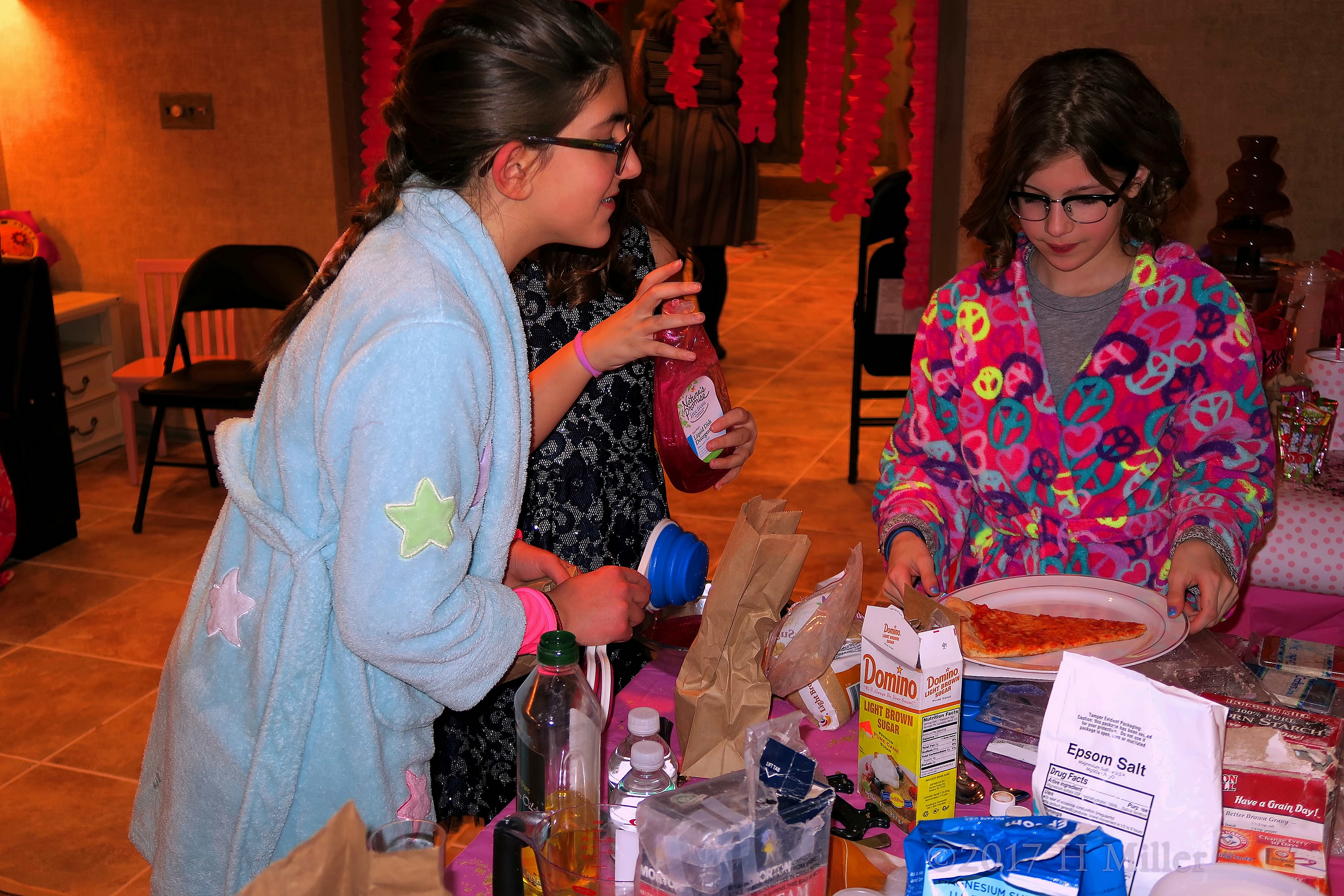 Making Kids Crafts While Eating Pizza! Making Kids Crafts While Eating Pizza!