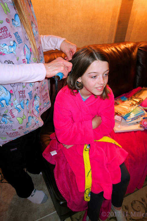 Getting Her Kids Hairstyle At The Spa!