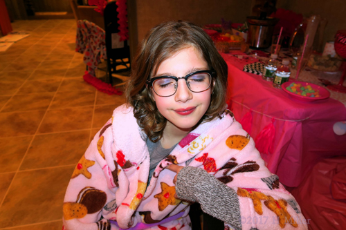 She Chose Blue Eyeshadow For Her Kids Spa Makeup! She Chose Blue Eyeshadow For Her Kids Spa Makeup!