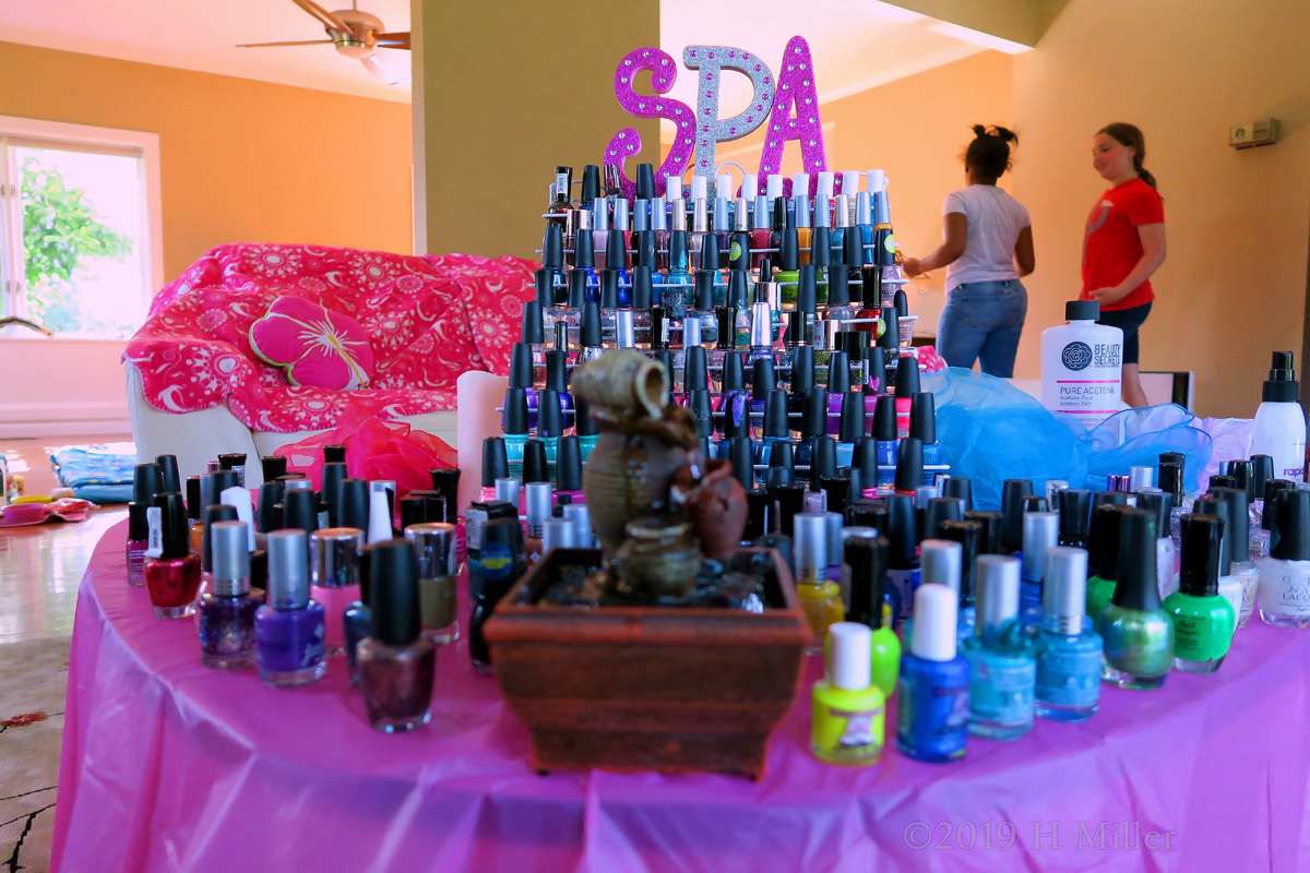 Close Full Capture Of The Nail Spa Station! 