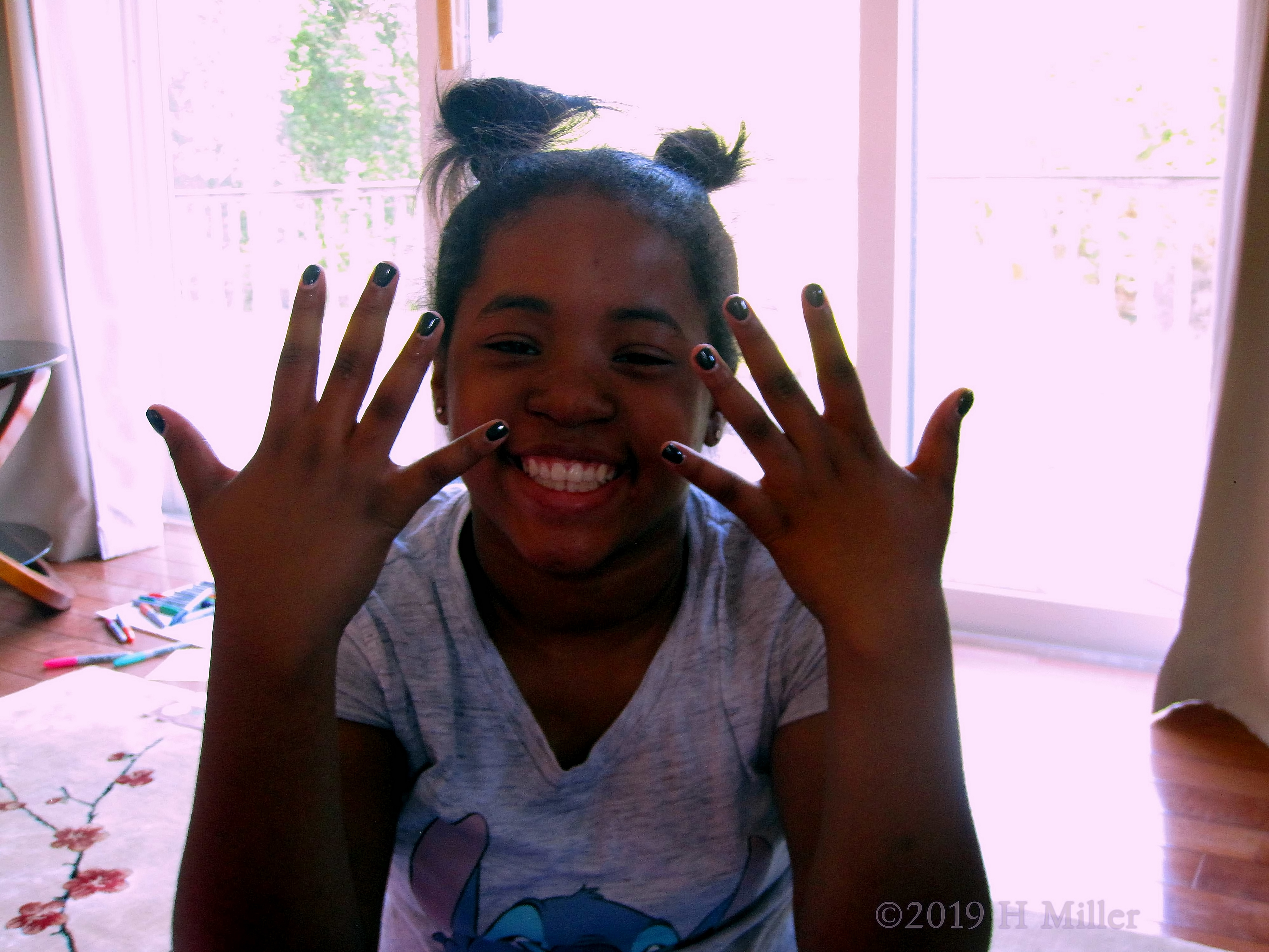 Happily Flaunts Her Cool Black Mini Mani! Happily Flaunts Her Cool Black Mini Mani!