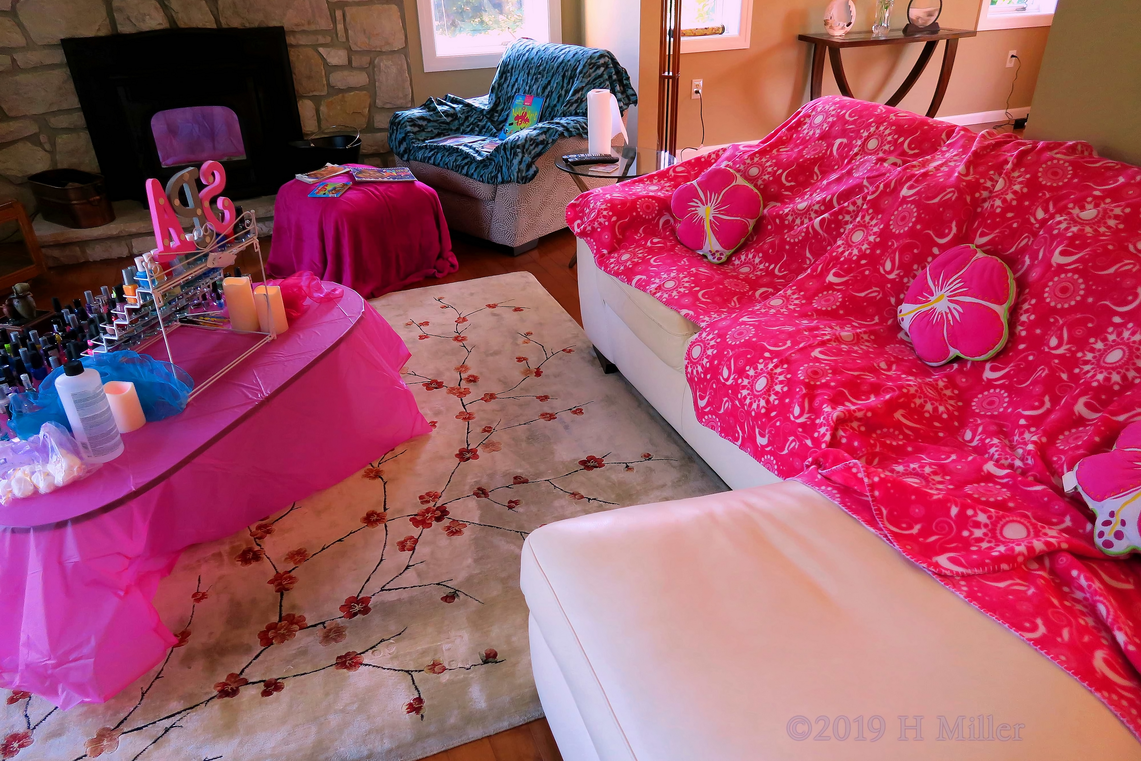 Long Shot Of The Spa Couch And Nail Station! Long Shot Of The Spa Couch And Nail Station!