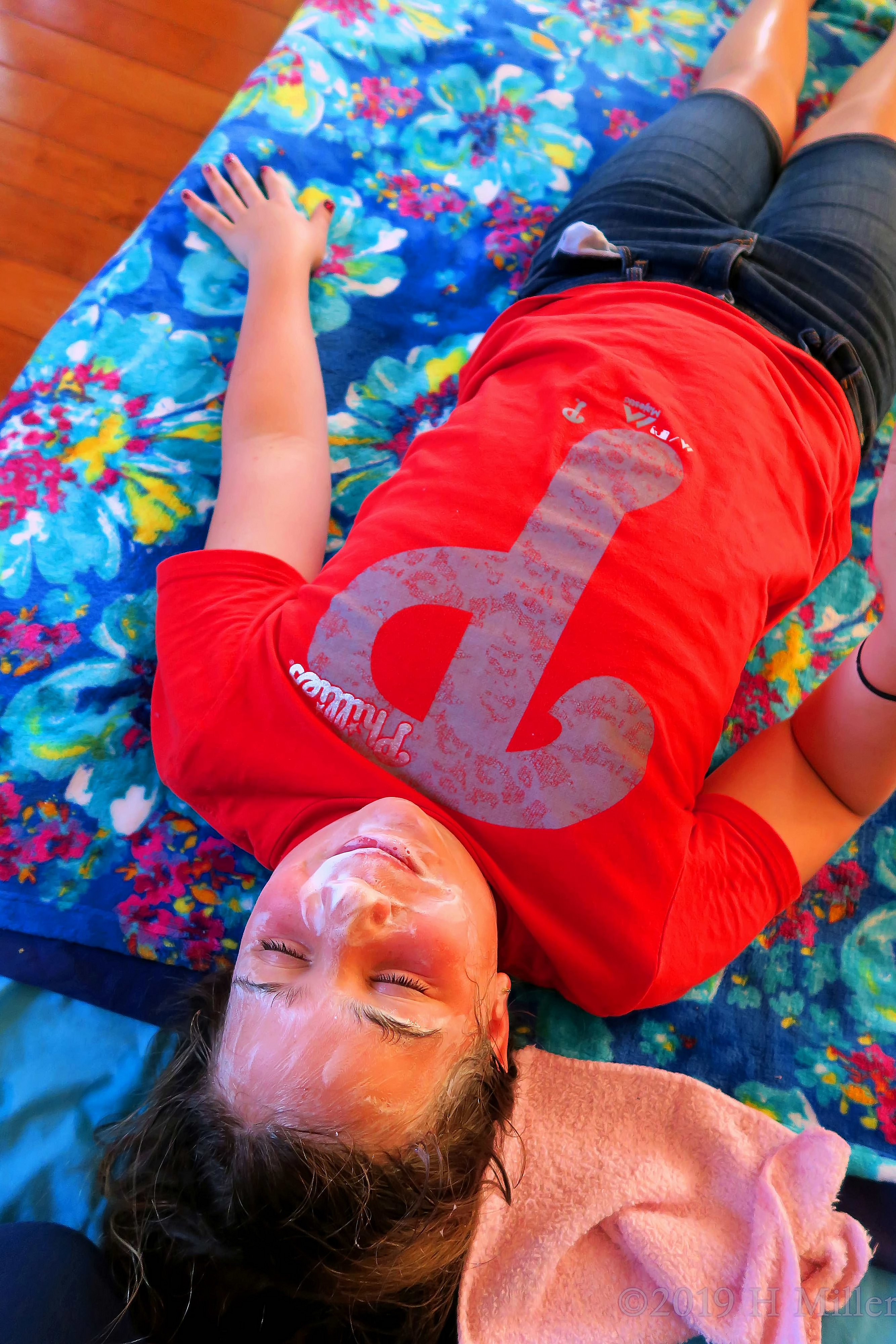 She Feels Light And Refreshing While Relaxing During Her Kids Facial Activity! She Feels Light And Refreshing While Relaxing During Her Kids Facial Activity!