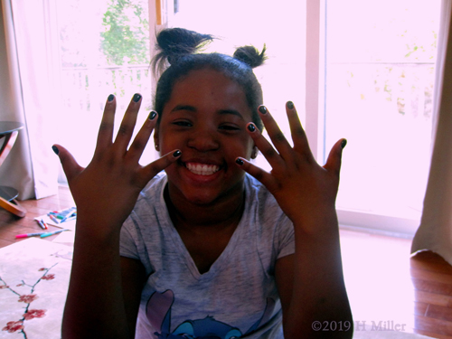 Happily Flaunts Her Cool Black Mini Mani! Happily Flaunts Her Cool Black Mini Mani!