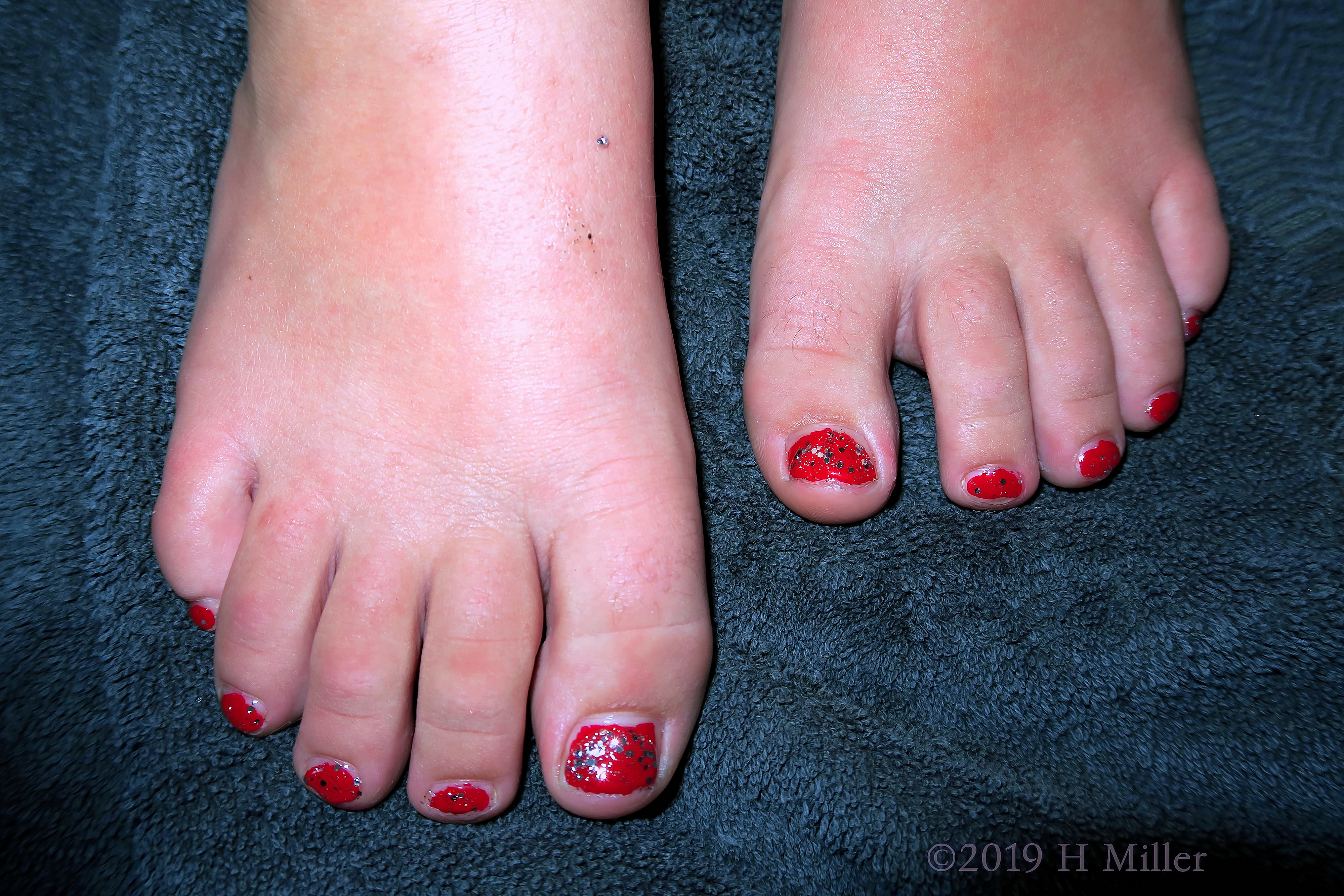 Red Shimmery Pedicure For Girls Looks Awesome! Red Shimmery Pedicure For Girls Looks Awesome!