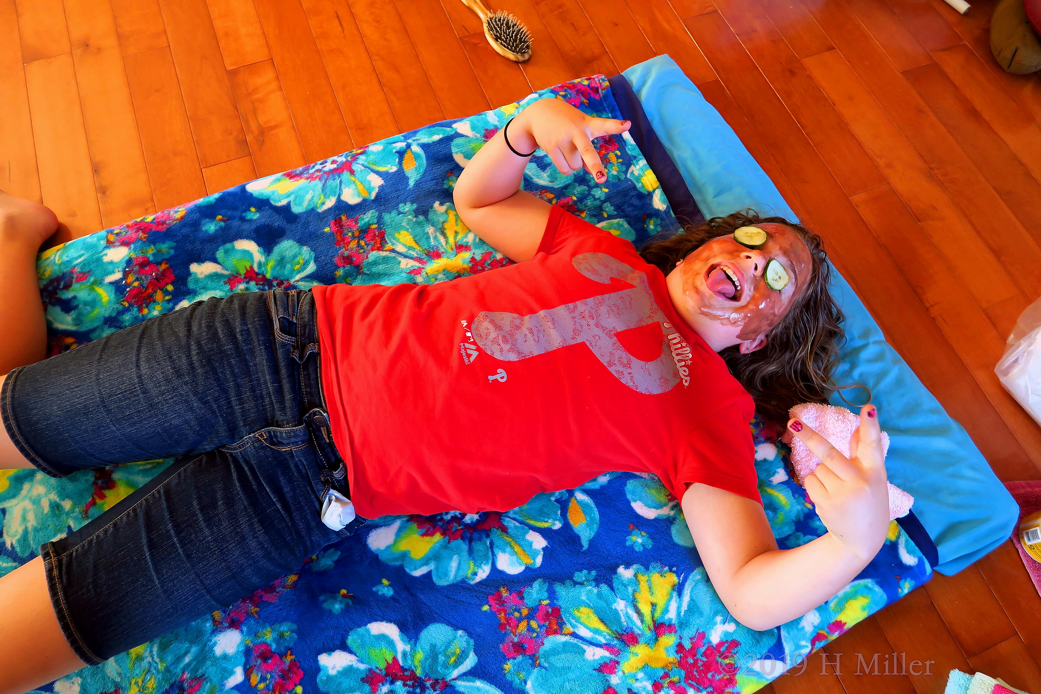 She Poses So Cool While Her Kids Facial Masque Is On! She Poses So Cool While Her Kids Facial Masque Is On!