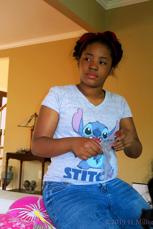 She's Putting Kids Crafts In Plastic Bags! She's Putting Kids Crafts In Plastic Bags!