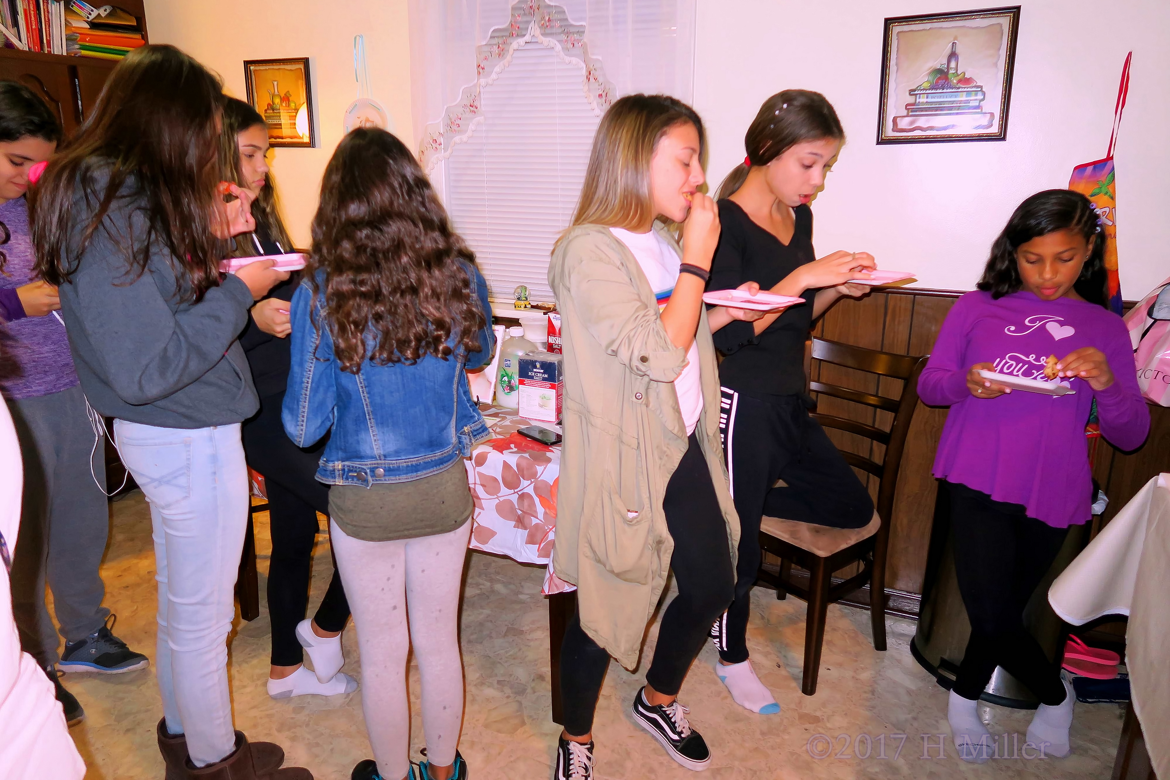 The Girls Are Having Snacks At The Kids Spa! 