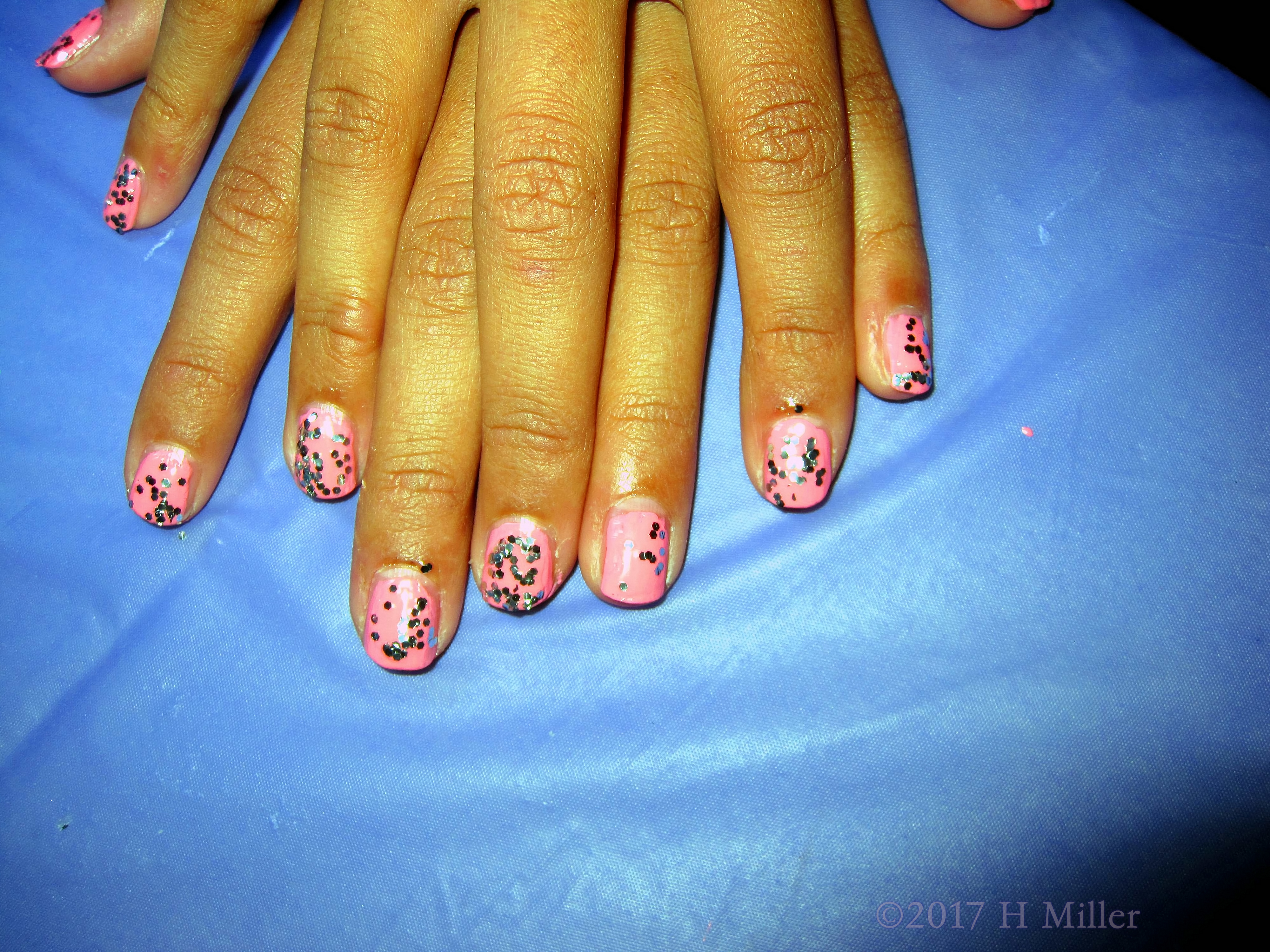 What A Cool Mini Manicure At The Girls Spa!