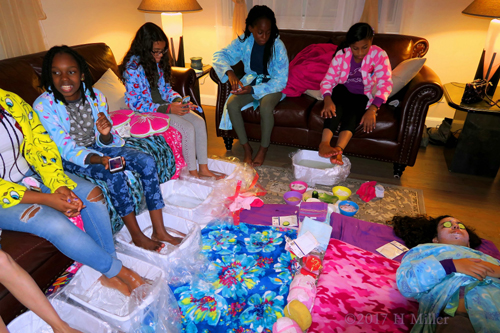 Everyone Gets A Kids Pedi Footbath! Everyone Gets A Kids Pedi Footbath!