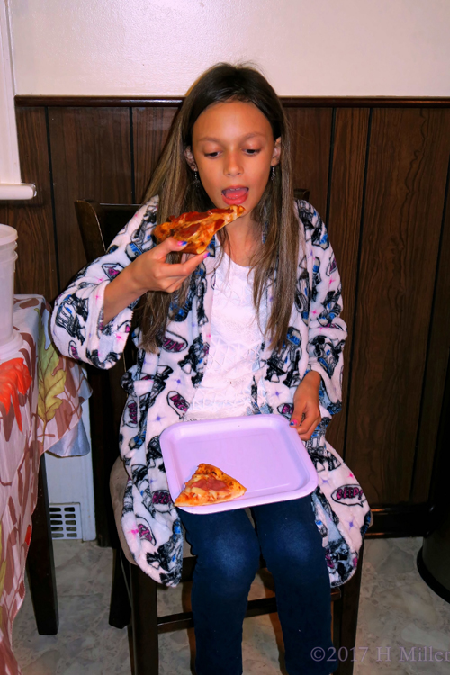 Pizza Is Super Delicious At The Spa For Girls!