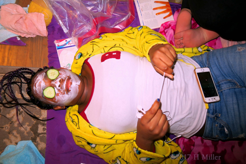 Relaxing During Kids Facials! Relaxing During Kids Facials!