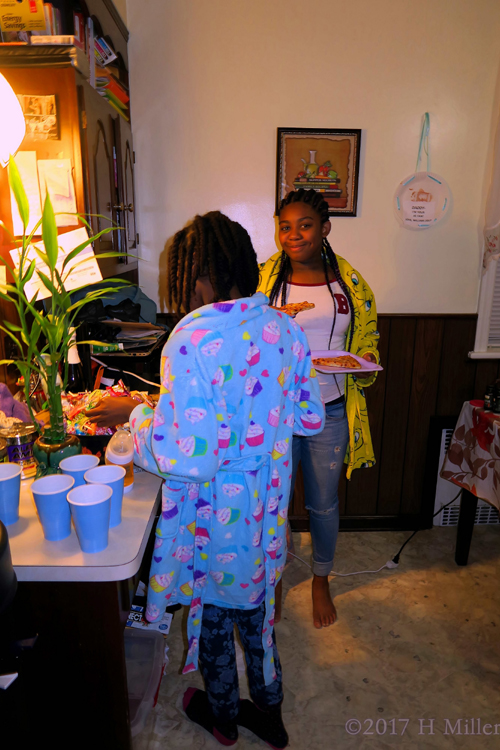 Snacking During The Party For Girls! Snacking During The Party For Girls!