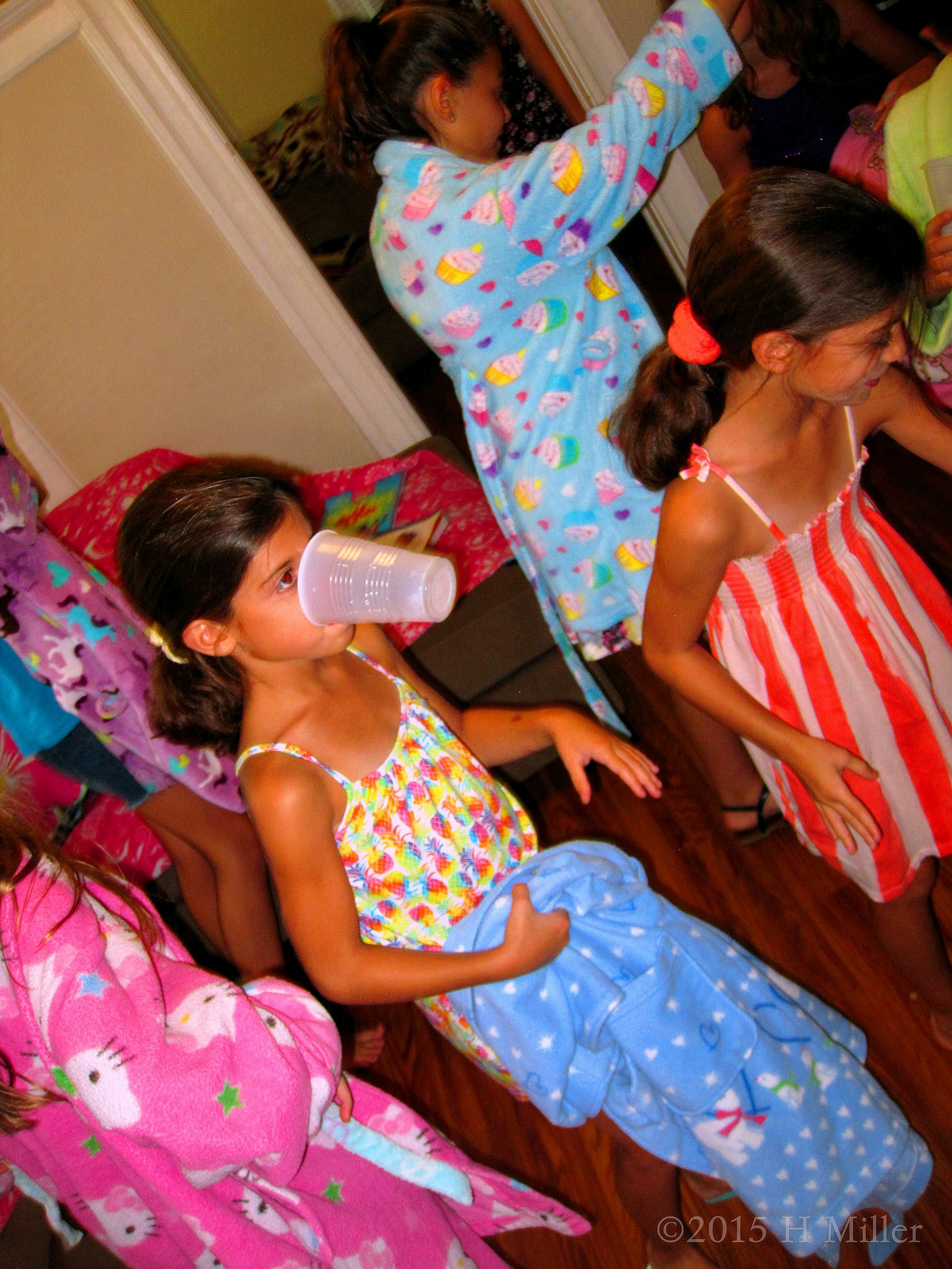 A New Way To Hold A Drink! lol 4 A New Way To Hold A Drink! lol 4