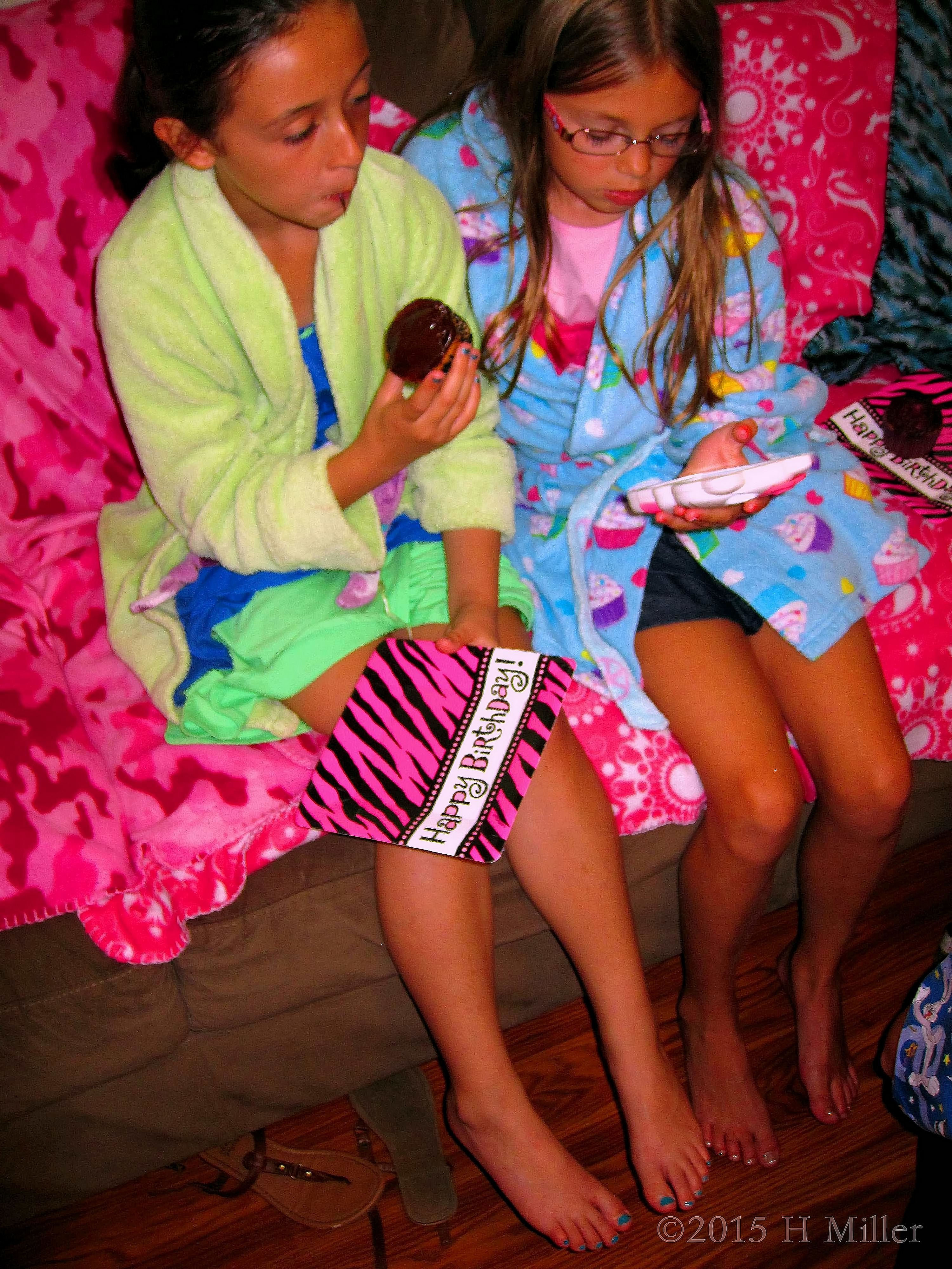 Eating Yummy Chocolate Frosting Birthday Cupcakes!! Eating Yummy Chocolate Frosting Birthday Cupcakes!!