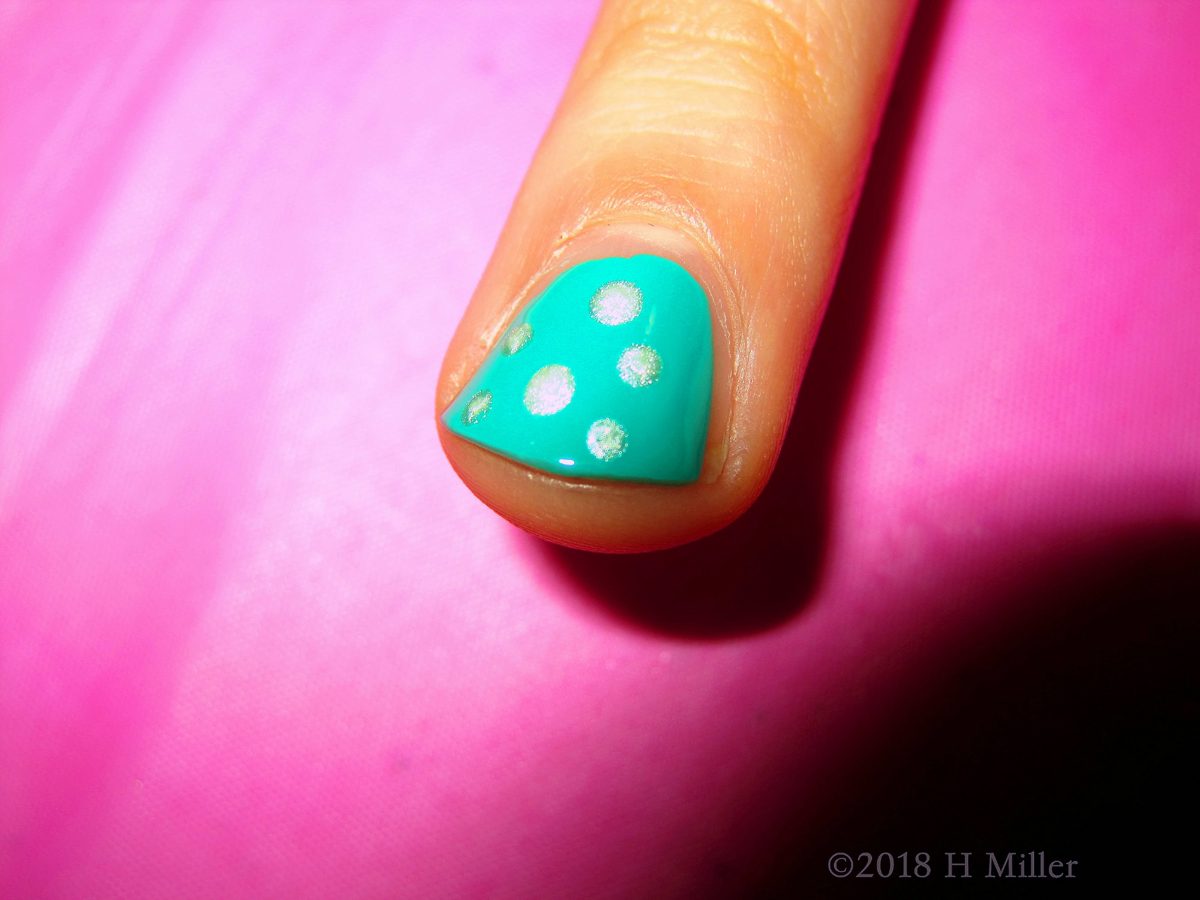 Matte Base With Glitter Dots, Amazing Girls Manicure.