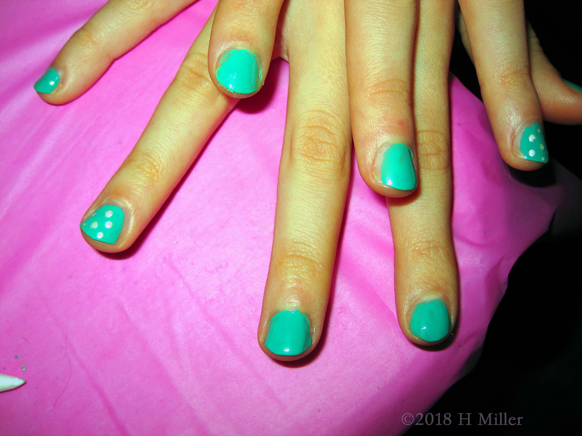 Matte Sea Green Manicure With White Dot Nail Art Looks Great!