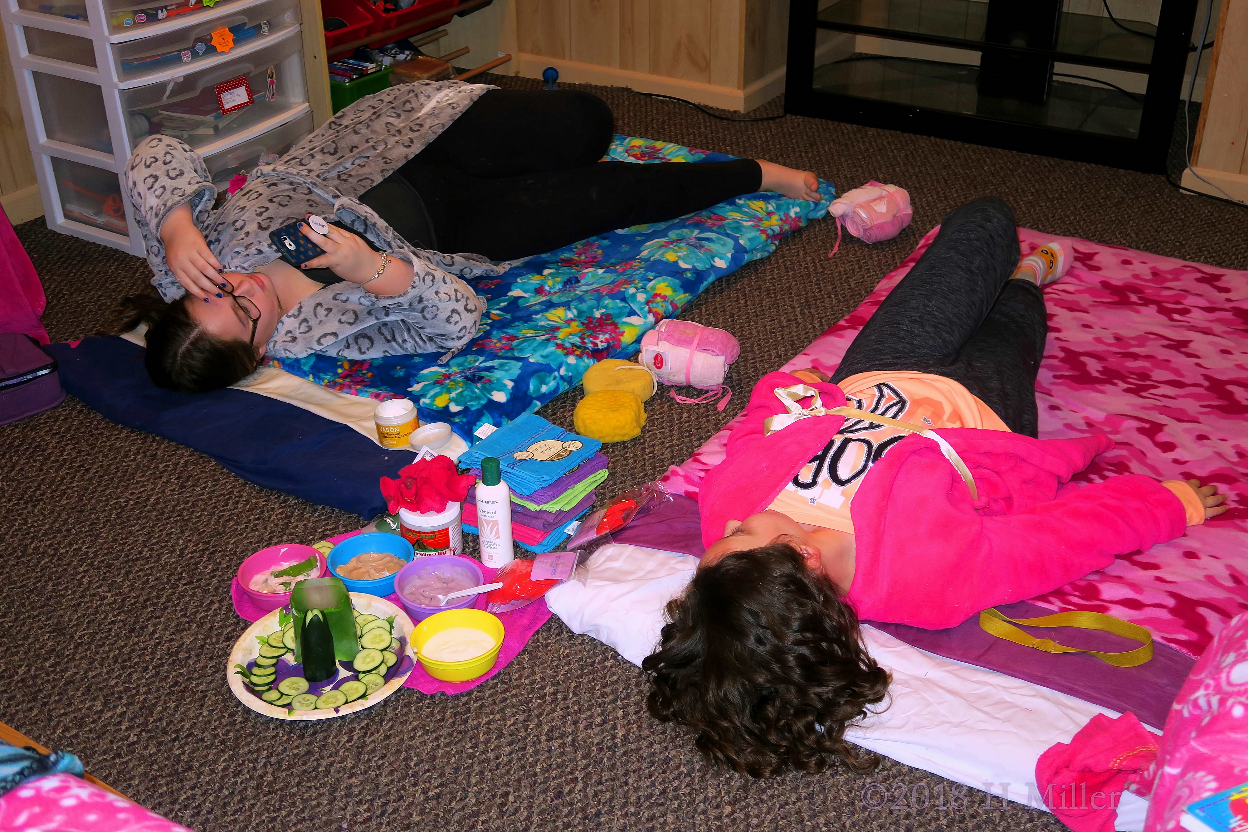 Hanging Out At The Kids Spa Party In The Facial Area! Hanging Out At The Kids Spa Party In The Facial Area!