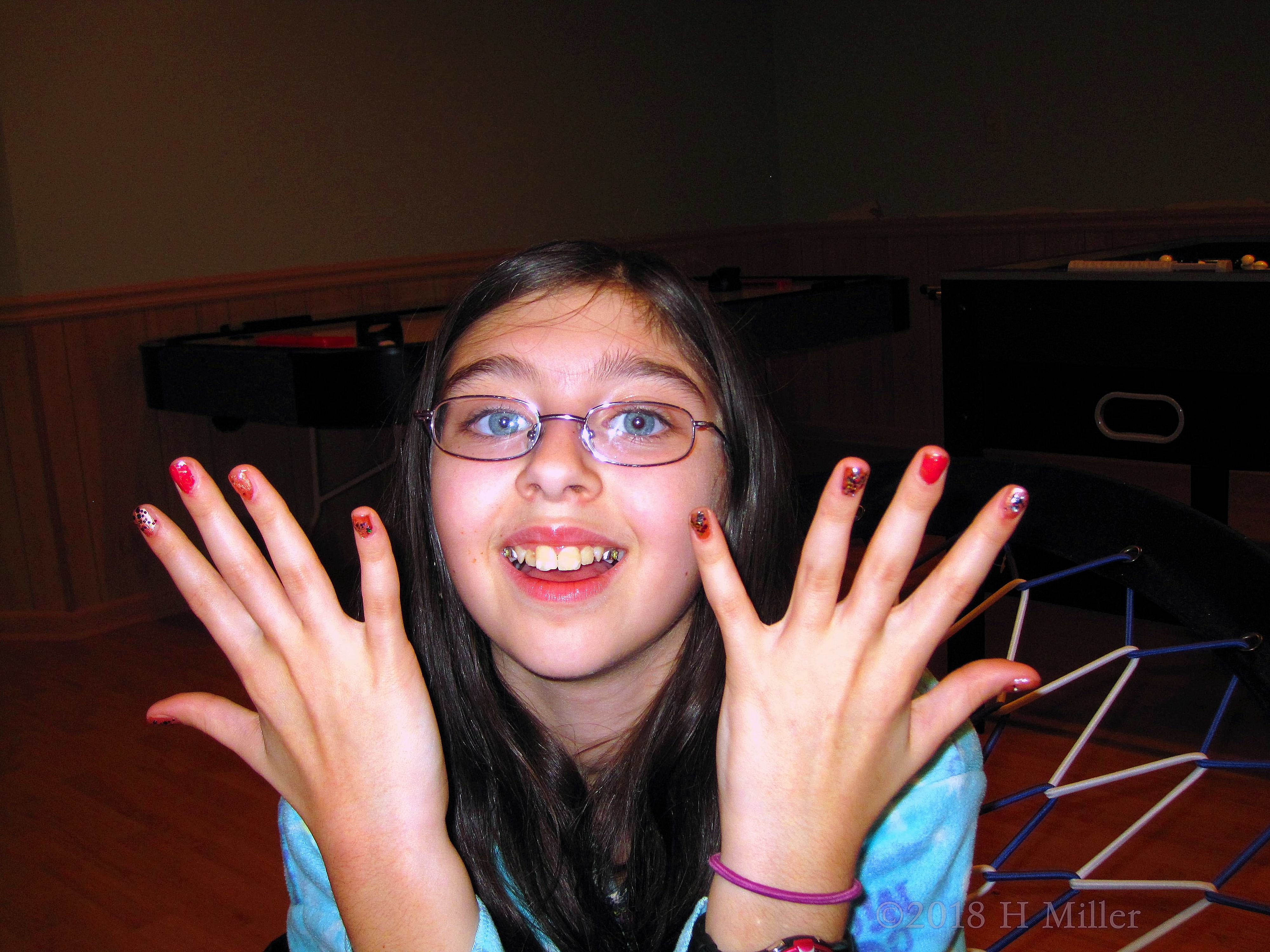 She Flaunts Her Amazingly Done Mini Mani! She Flaunts Her Amazingly Done Mini Mani!