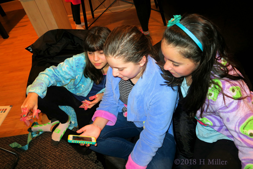 Amanda Is Having Fun With Her Friends! Amanda Is Having Fun With Her Friends!