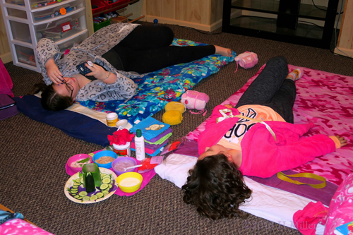 Hanging Out At The Kids Spa Party In The Facial Area! Hanging Out At The Kids Spa Party In The Facial Area!