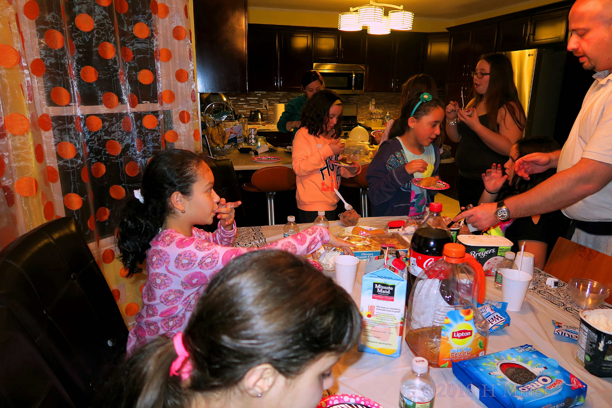 All Around The Dining Table, They Gather And Enjoy Delicacies! 