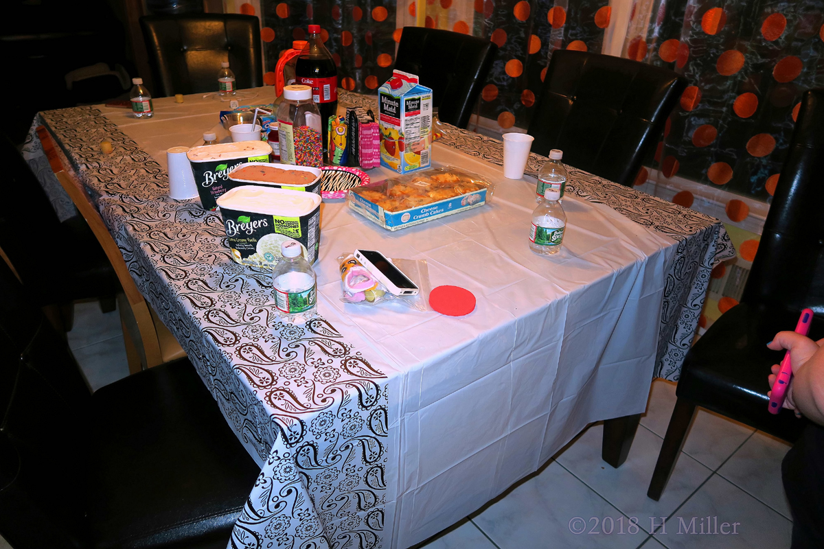 Kids Dining Area At The Spa Party! 