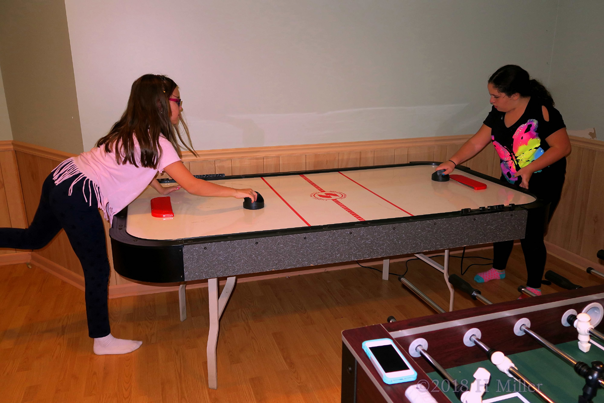 They Give Strong Competiton To Each Other, Both Swift At Ping Pong! 