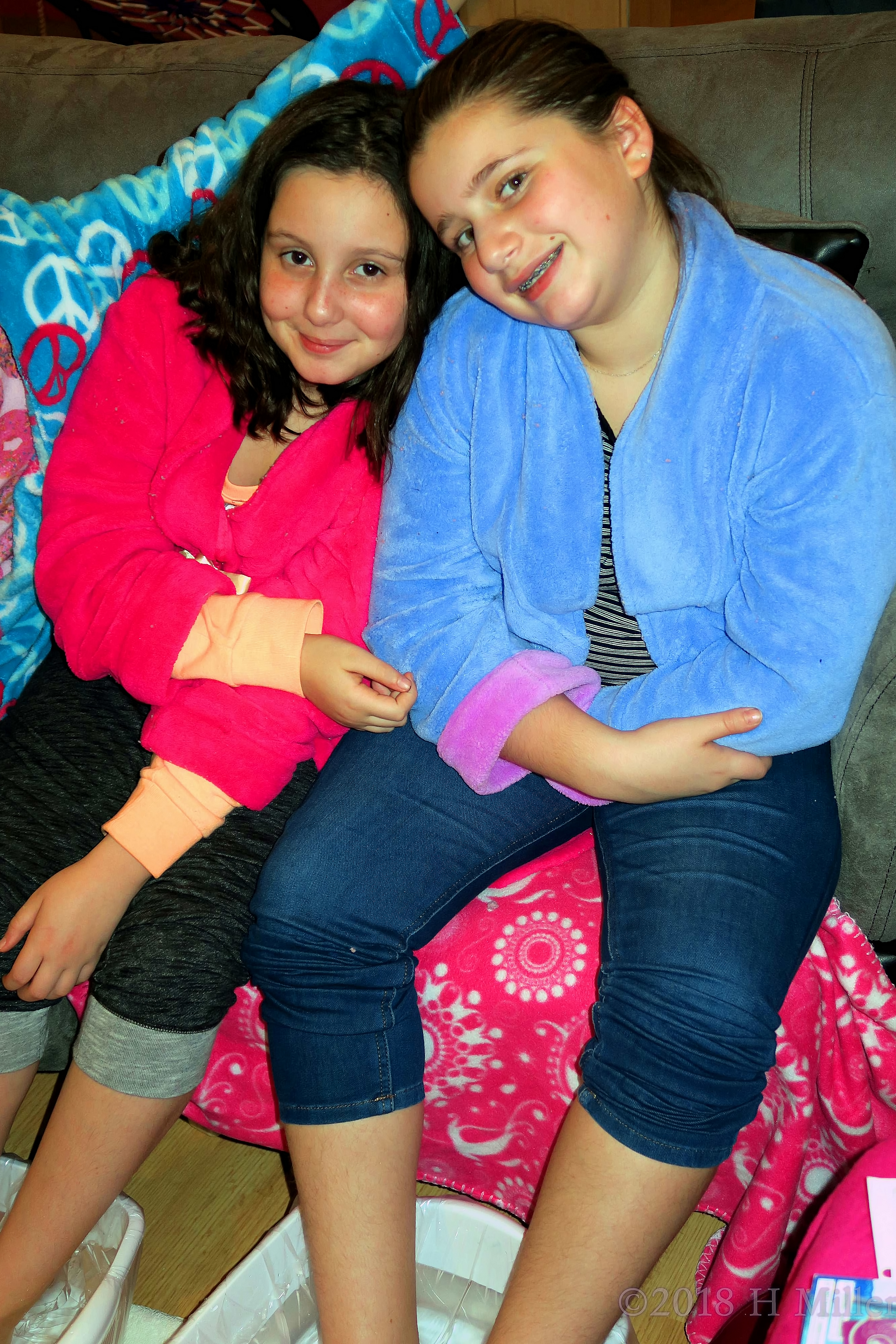 Amanda Poses With Her Friend While Having Kids Pedicure Footbaths! Amanda Poses With Her Friend While Having Kids Pedicure Footbaths!