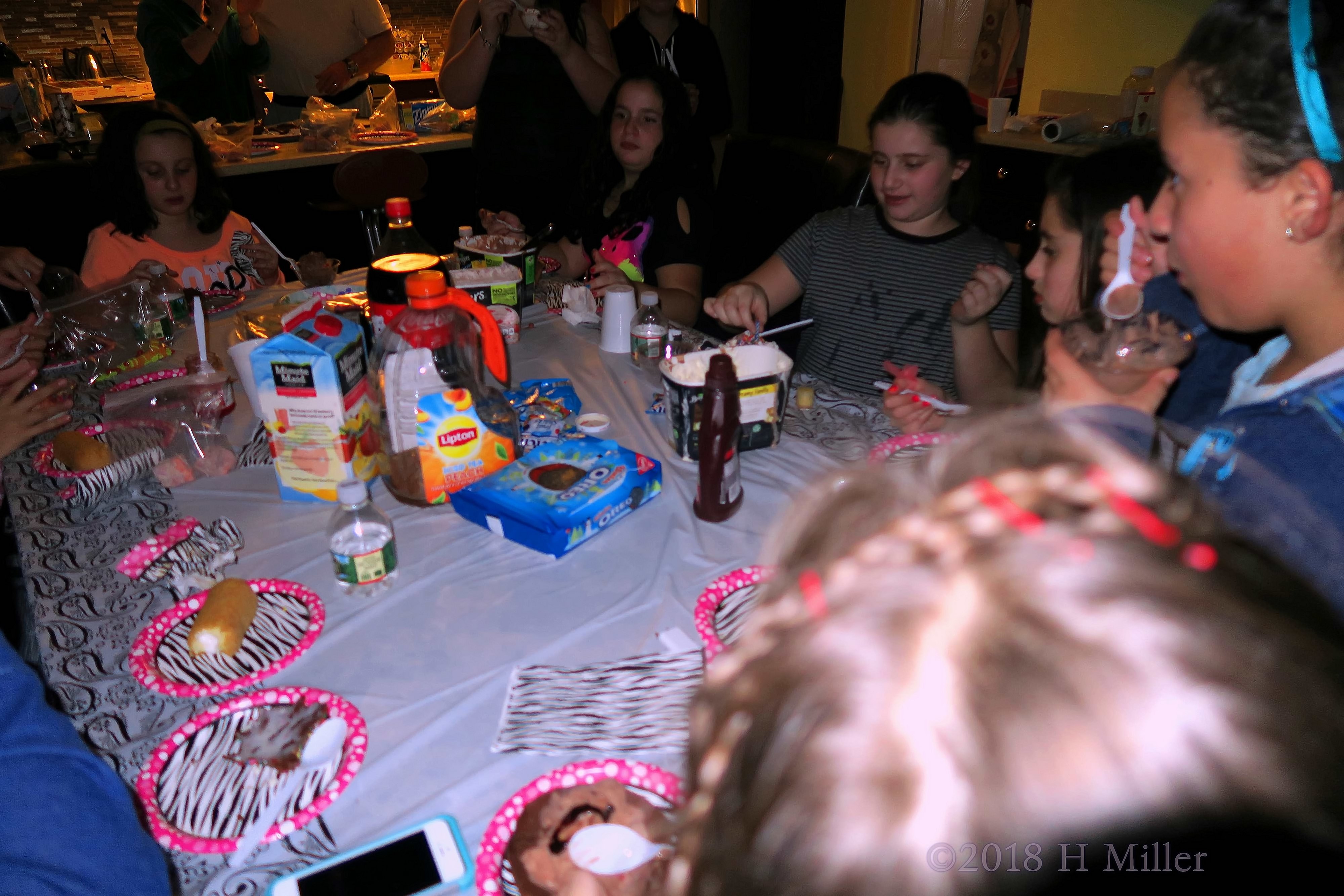 Spa Party Guests Gathered Around The Dining Table! Spa Party Guests Gathered Around The Dining Table!