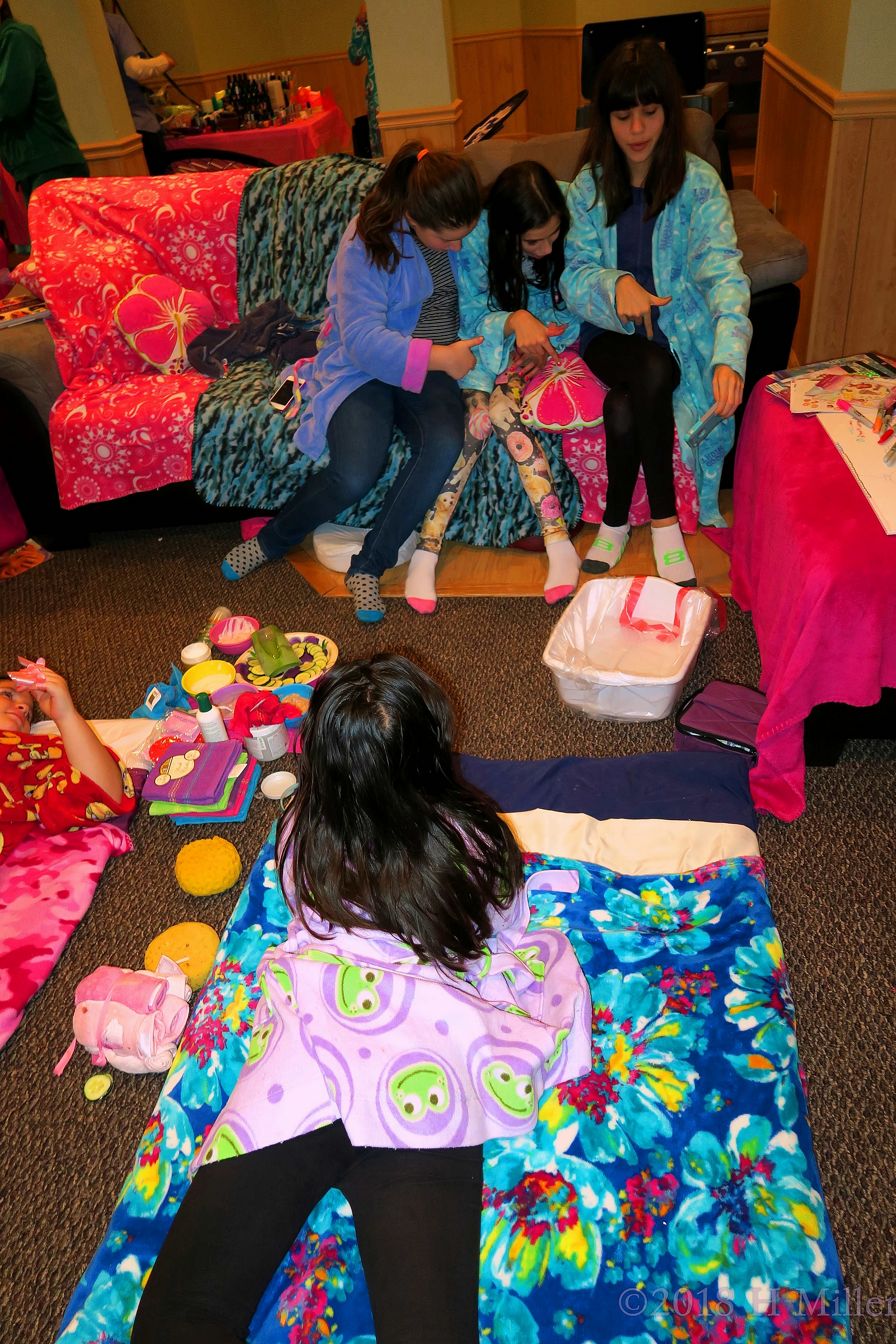 The Girls Enjoy Clicking Selfies! The Girls Enjoy Clicking Selfies!