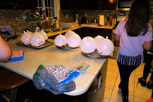 Chocolate Saucers Being Made With The Help Of Balloons! Chocolate Saucers Being Made With The Help Of Balloons!