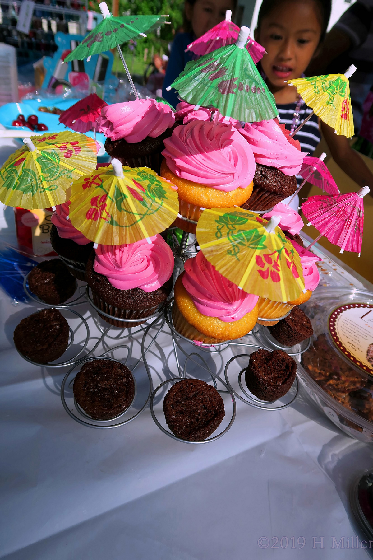 Assorted Vanila And chocolate Cupcakes With Umbrella Decor 