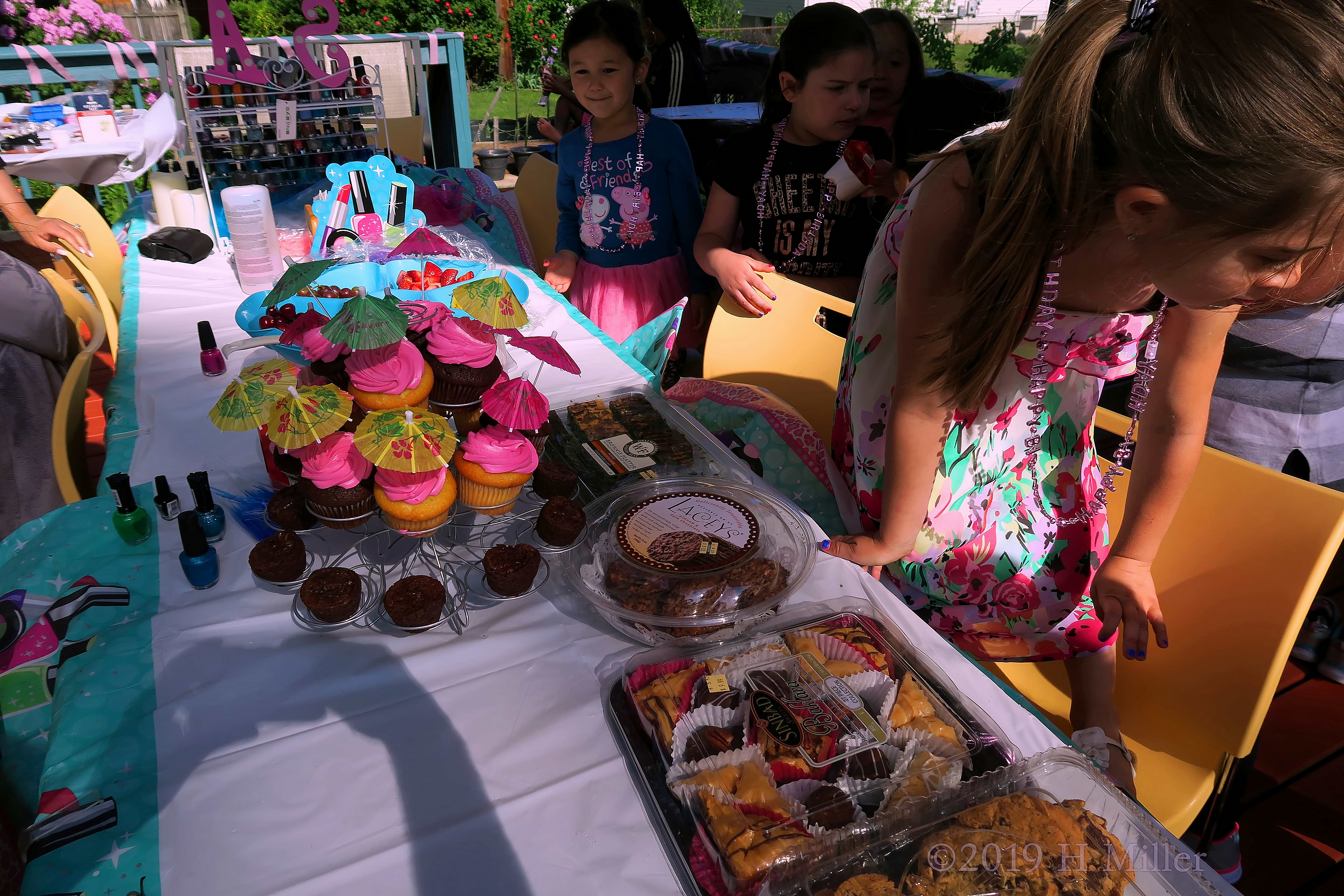 Beautifully Decorated Refreshemnts Station Complete With A Cupcake Cake Beautifully Decorated Refreshemnts Station Complete With A Cupcake Cake