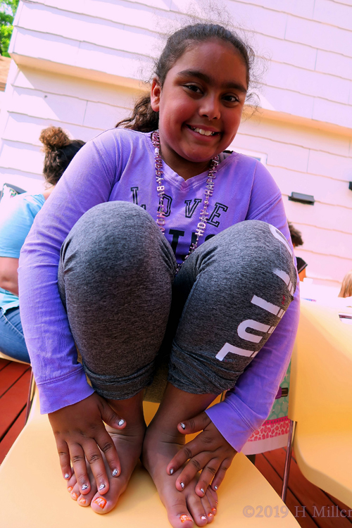 Another Happy Party Goer Shows Her Manicure And Pedicure For Girls! Another Happy Party Goer Shows Her Manicure And Pedicure For Girls!