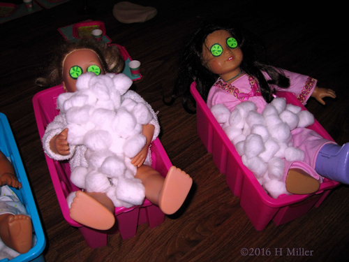 The American Girl Dolls Are Having Fun In The Spa! The American Girl Dolls Are Having Fun In The Spa!