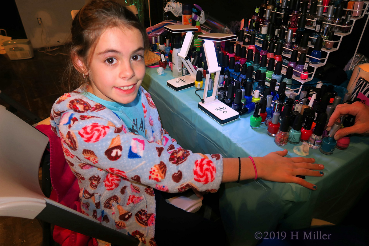 Picking Polish! This Party Guest Gets Her Kids Mani! 