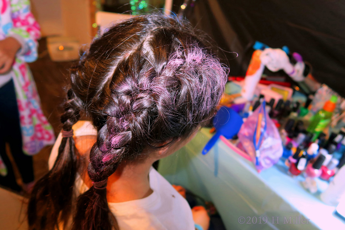Pink For The Party! Hairchalk For Kids Hairstyle On This Party Guest! 1