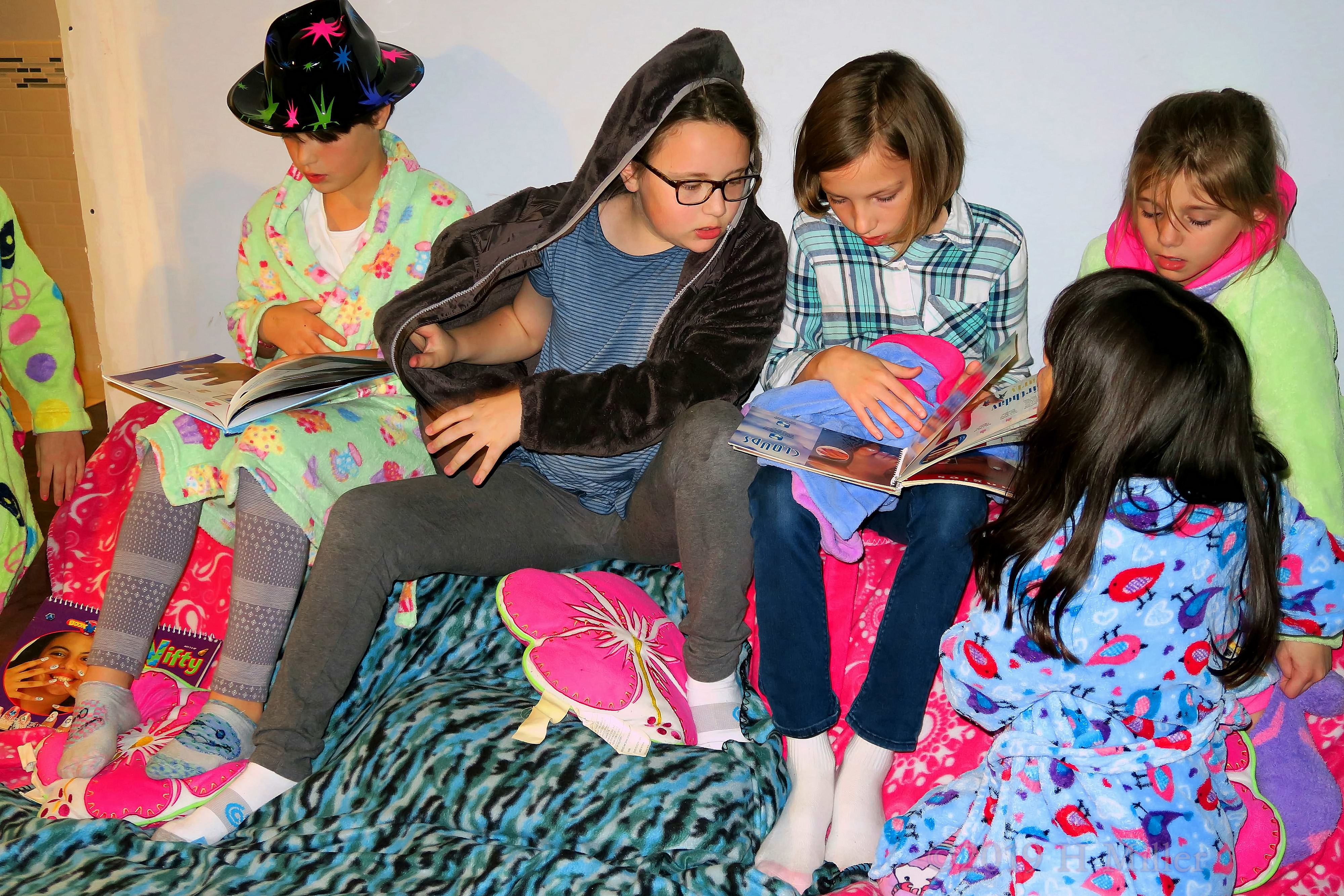 Hangs With Nail Design Books! Comfy Party Guests Choose From Nail Art! Hangs With Nail Design Books! Comfy Party Guests Choose From Nail Art!