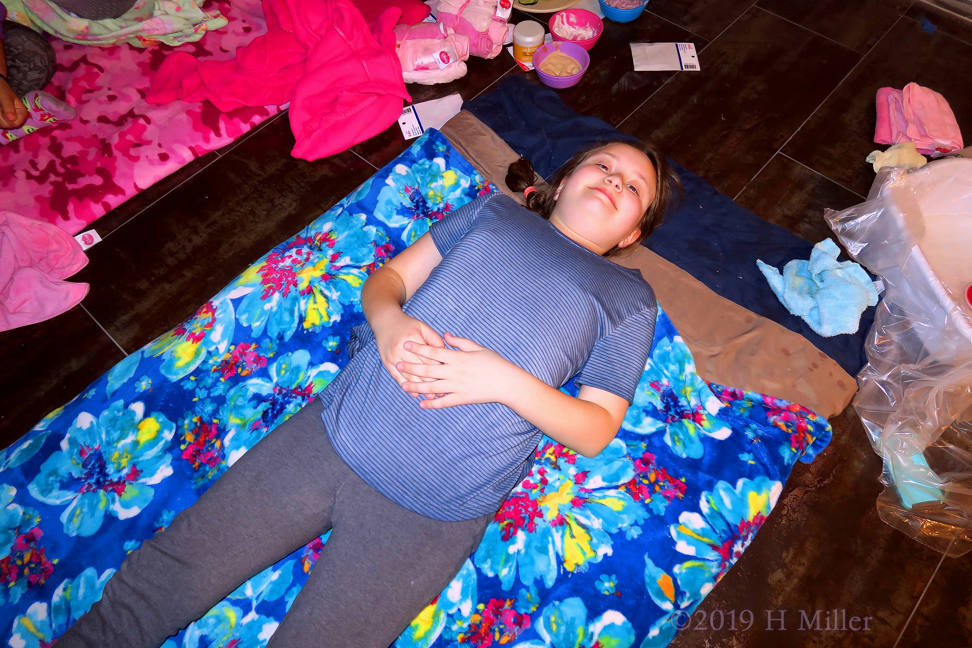 Living The Life! Lounging Party Guest During Kids Facial! 4 Living The Life! Lounging Party Guest During Kids Facial! 4