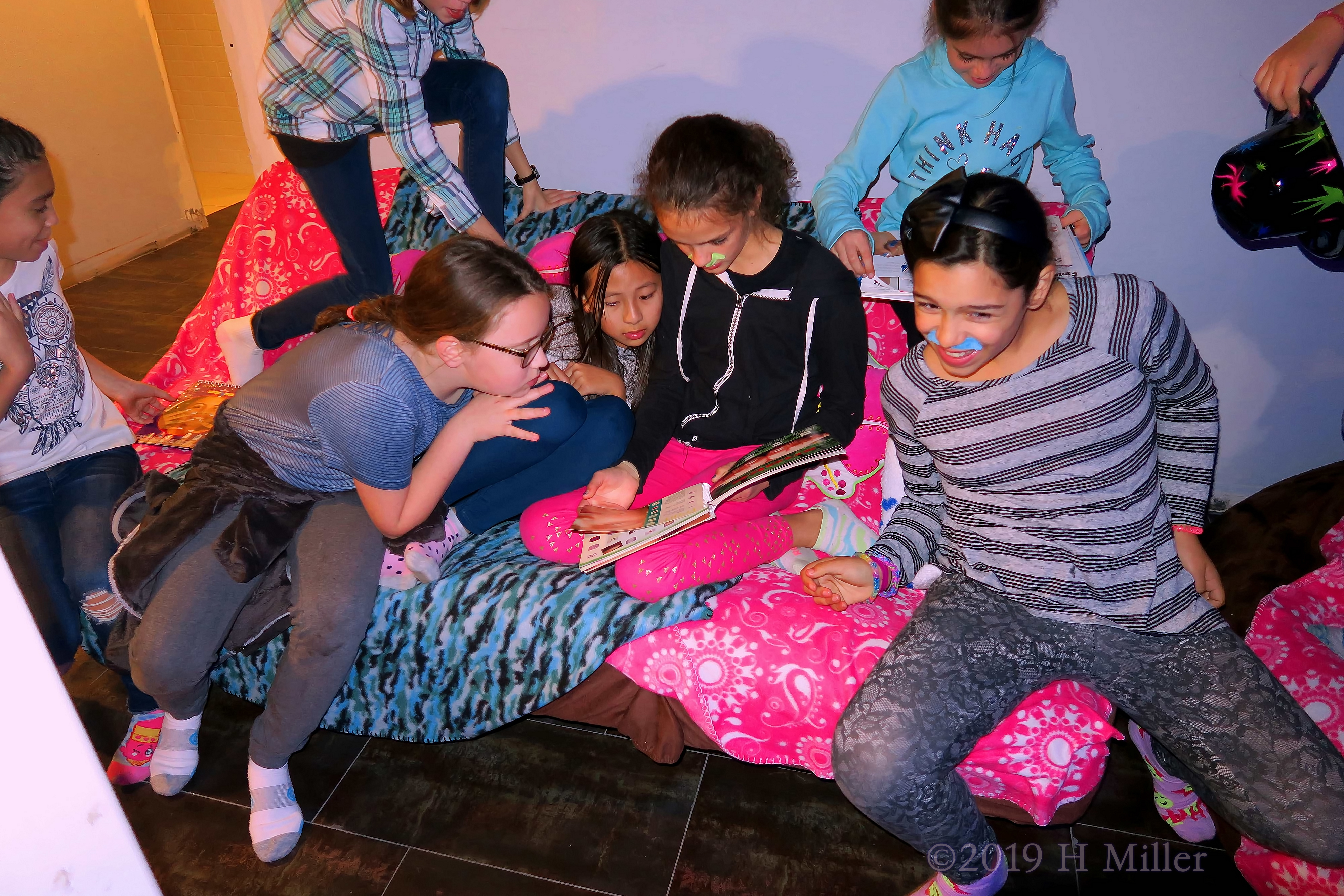 Silly Hangs! Kids Pose With Nail Art Books! Silly Hangs! Kids Pose With Nail Art Books!